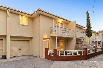 Footscray 3房 Footscray黄金地段 宽敞两层住宅 现代厨房 全屋冷暖 步行便利设施 Modern Comfort in the Heart of Footscray