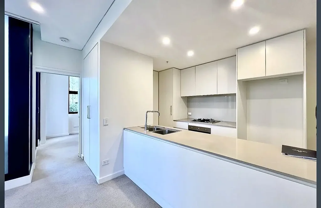 Dual Key Three bedroom apartment, Extra Kitchen and Laundry in Master room with parking!!!