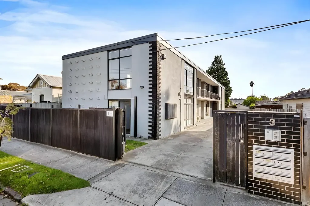 Brunswick West 1房 精心翻新住宅 明亮开放式空间 自然光线充盈 简洁白色调厨房 私密露台庭院 低维护高便利 Refined Modern Living with Outstanding Lifestyle Appeal