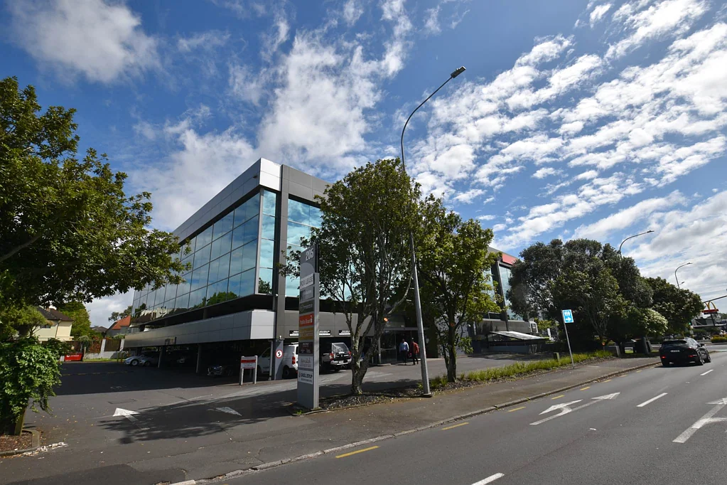 Greenlane HIGH EXPOSURE OFFICE IN THE HEART OF GREENLANE!