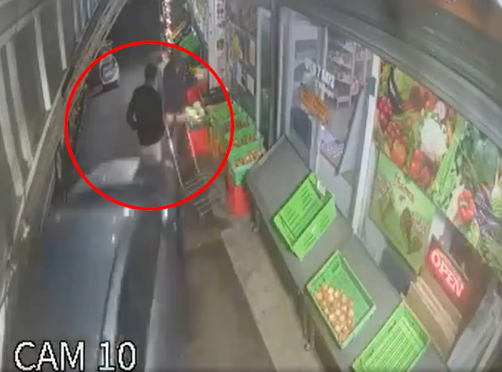 乱了！奥克兰中区惊爆劫案，男子为抢劫开车撞路人，监控拍下真实一幕……