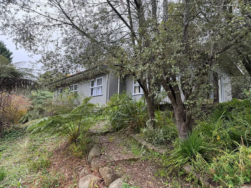 Massive Garage - Comfortable Living In The Hills