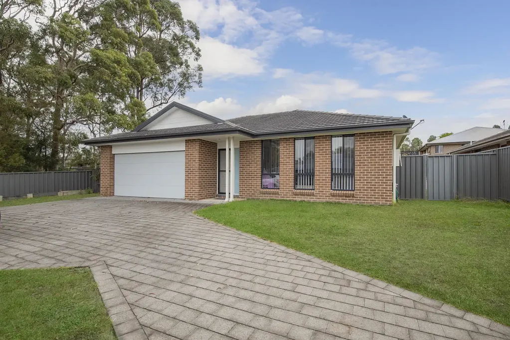 Cameron Park 4ห้องนอน Family-Sized Home on 720m² in Sought-After Cameron Park