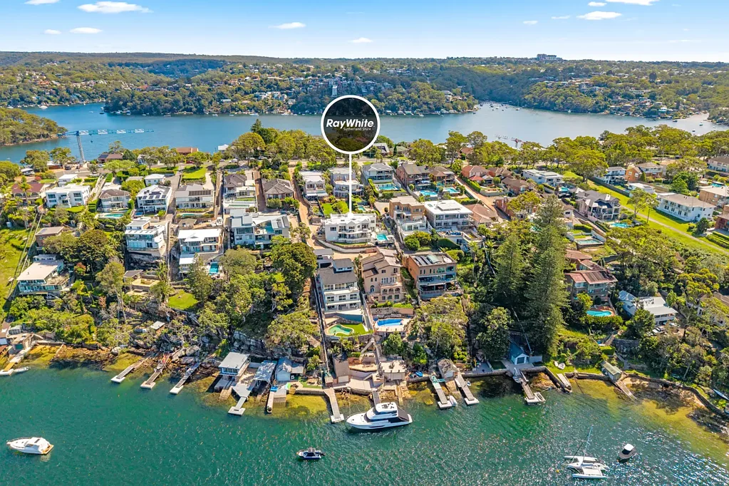 Yowie Bay 5房 Yowie Bay滨水宝邸 五卧宽敞格局 全景壮丽水景 家庭娱乐空间 增值潜力无限 双向遥控车库 Expansive Family Living with Sweeping Water Views and Private Waterfront Access