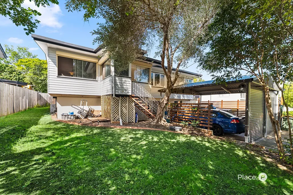 Chermside West 3房 Chermside West黄金地段 607㎡阔绰住宅 优质学区环绕 公园绿地近邻 双车库带庭院 未来潜力无限 DECKED OUT FOR ENTERTAINING ALL YEAR ROUND!