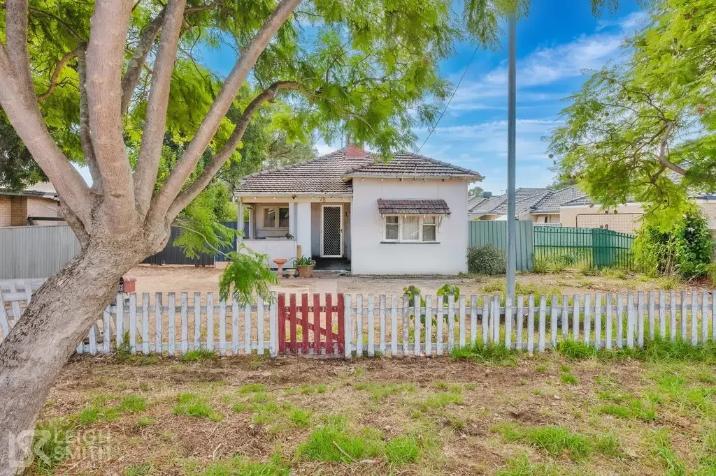 Mandurah 2कमरा UNDER OFFER by Leigh Smith : Historic Charm Meets Development Opportunity