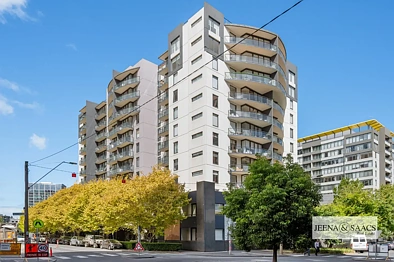South Melbourne 1房 South Melbourne核心 6楼阳光公寓 开放式厨房 L形阳台 超大卧室 镜面衣柜 地面层遮盖车位 室内恒温泳池 健身房 网球场 South Melbourne Living with Lifestyle & Convenience