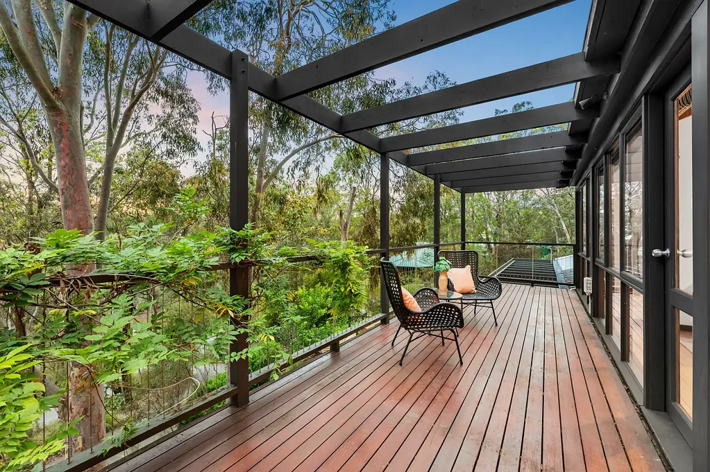 Warrandyte 4房 树冠环绕Yarra河 私密河景奢居 现代厨房岛屿吧 舒适乡村风格 阳台露台观景 独家河岸通道 步行生活便利 A Serene Treetop Retreat Overlooking the Yarra River