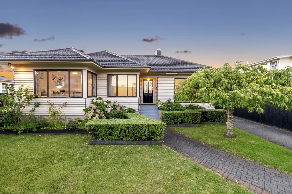17 Eastern Beach Road, Eastern Beach, Manukau City, Auckland