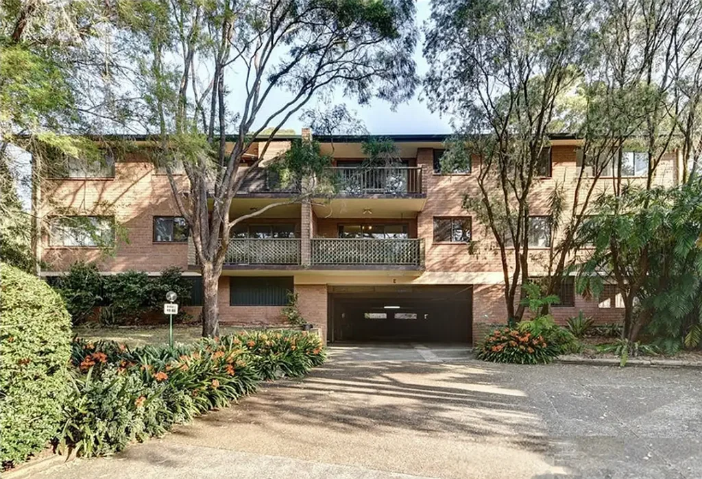 Set peacefully in a leafy garden complex situated on the top floor!