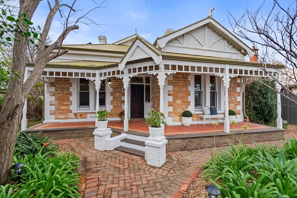 Glenelg South 4房  Find home: where timeless character meets coastal living