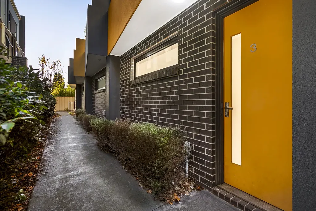 Fawkner 2房 沿交通便利走廊的隐蔽联排别墅 Secluded Townhome Along a Well-Connected Corridor
