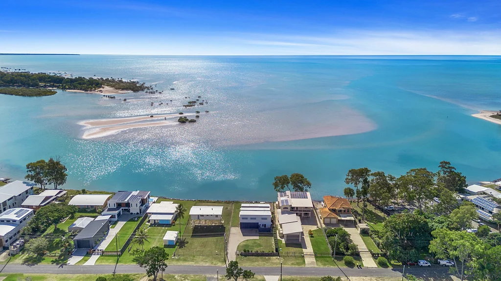 Toogoom 3部屋 Absolute Waterfront Location with Exceptional Potential!
