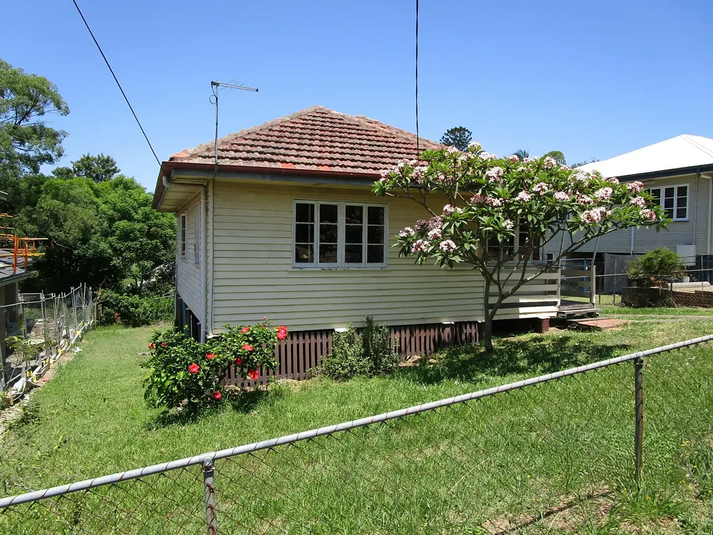 Mount Gravatt East 2 Bedroom Developers / Renovators.   Elevated position ready for a facelift