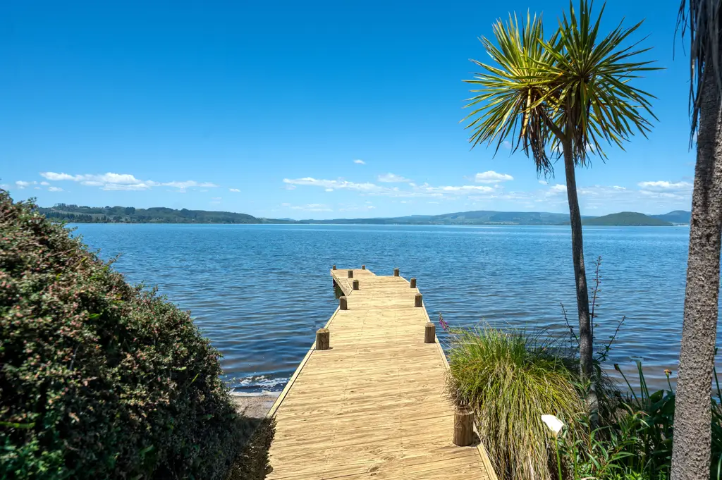 Hamurana 5 Bedroom Serene Lake Living