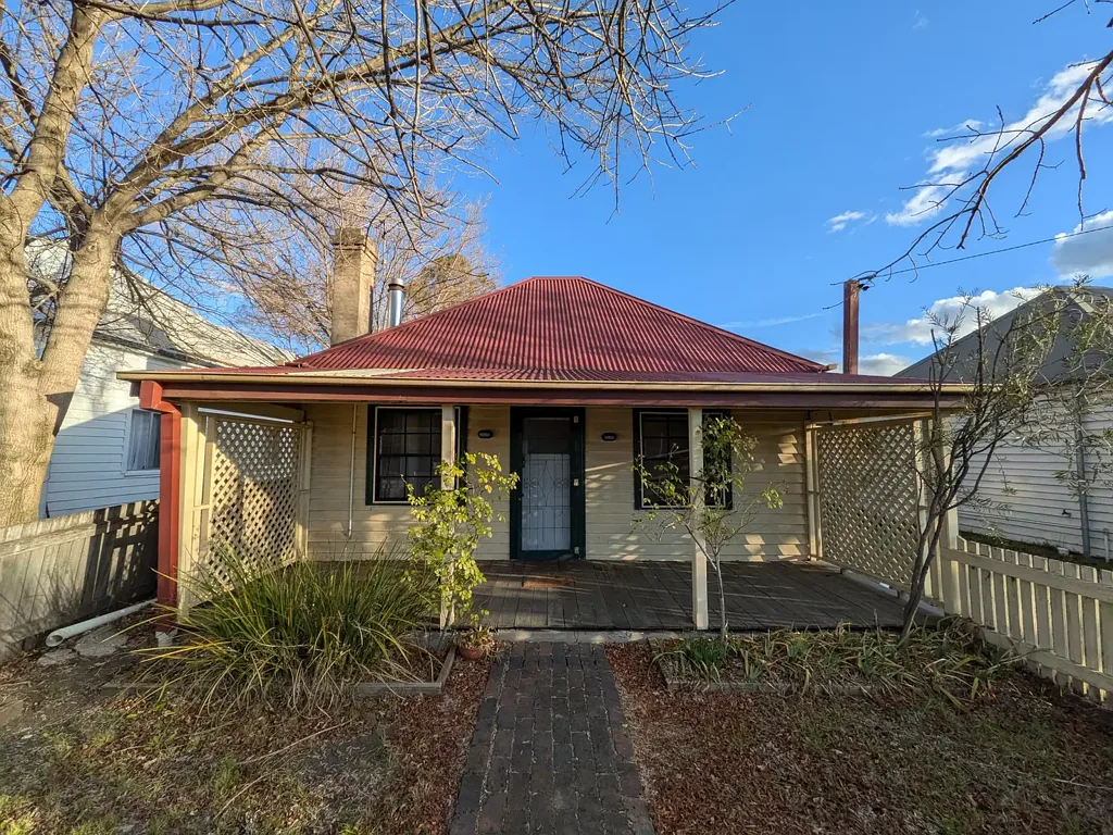 Armidale 3Phòng ngủ Character Cottage Charm on a Generous Quarter-Acre - Renovated & Ready to Move In