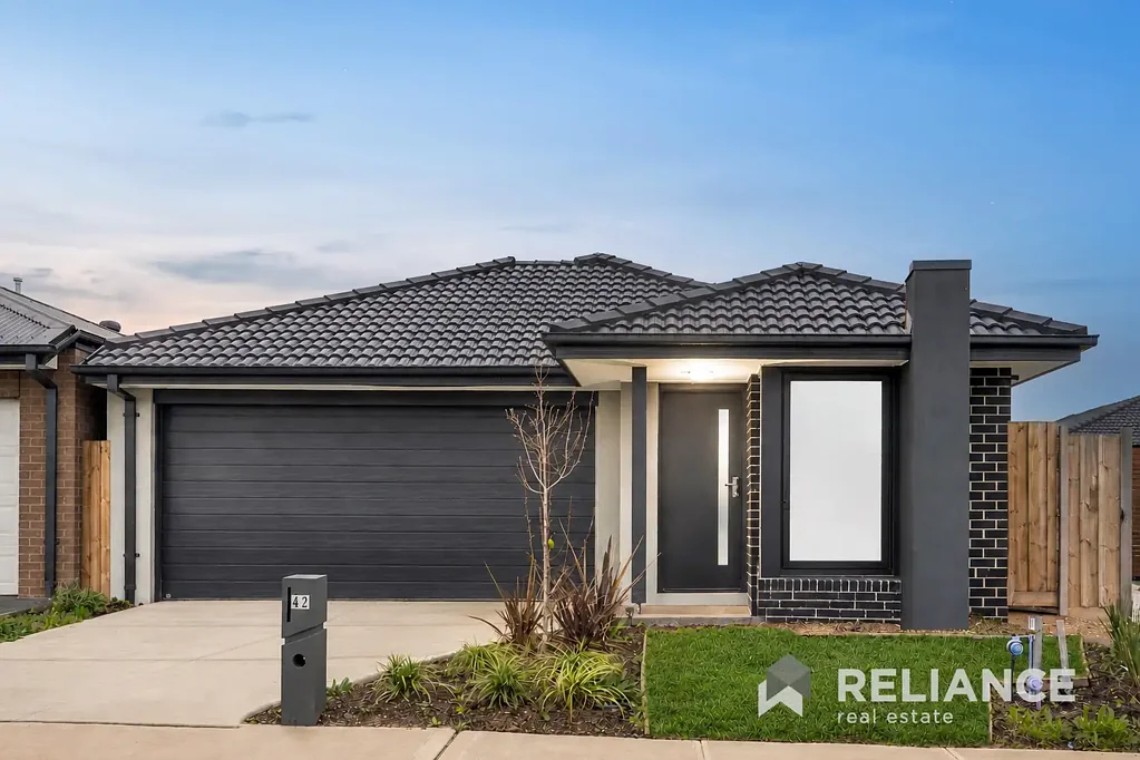 Wyndham Vale 4 Bedroom Stylish Family Living Within Walking Distance of Shops & Wyndham Vale Station!