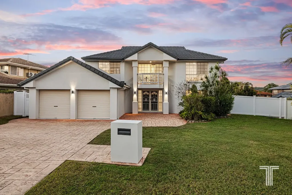 Carindale 5Kwarto A Rare Opportunity in Tightly Held Fairways Estate