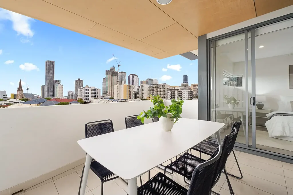 Spring Hill 2房 奢华东北角带城市景观与罕见双车位居住 Luxurious North-East Corner Living with City Views & Rare Two-Car Accommodation
