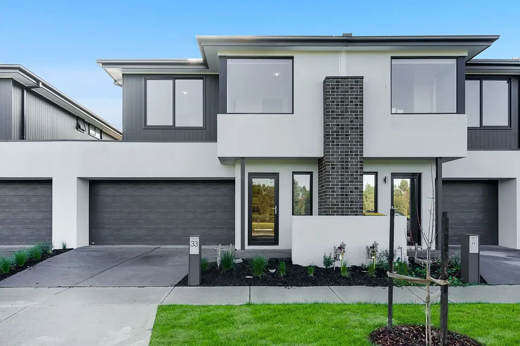 WELCOME HOME - MODERN 4 BEDROOM HOME !