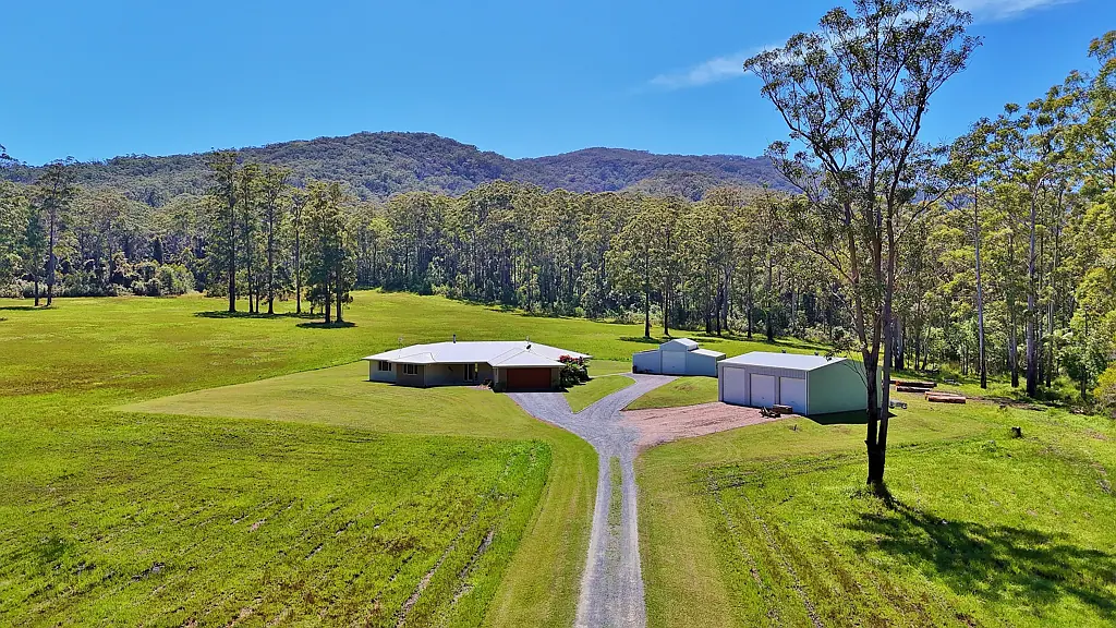 Kew Stunning Rural Retreat: Your Dream Property Awaits!