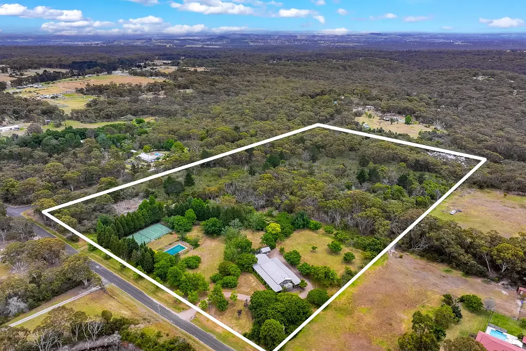 Wedderburn 2Moenga Character-Filled Barn-Style Retreat on 21.66 Acres*