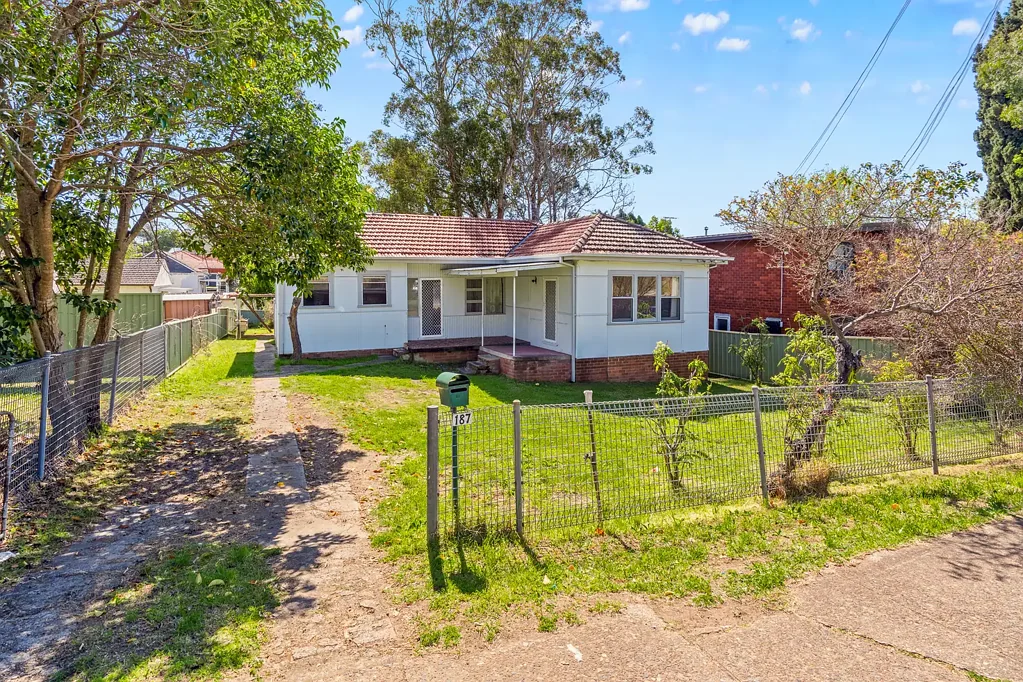Pendle Hill 3房 占地 620 平方米的宽敞地块，潜力无限 Endless Potential on a Generous 620sqm Block