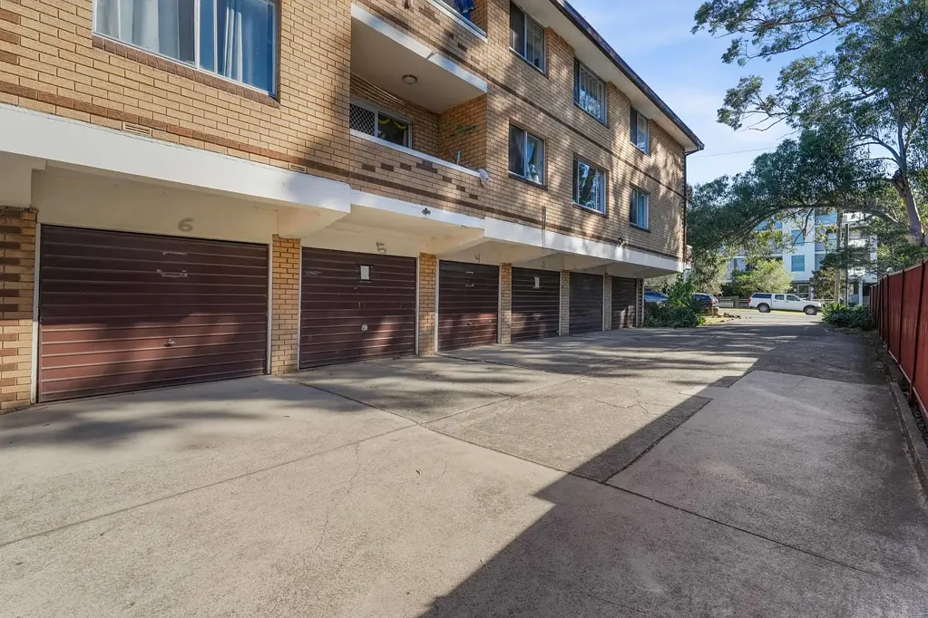 Guildford 12房 步行可达车站商店 学校 宽敞客厅阳台 高回报投资机会 Boutique block offers lucrative investment potential