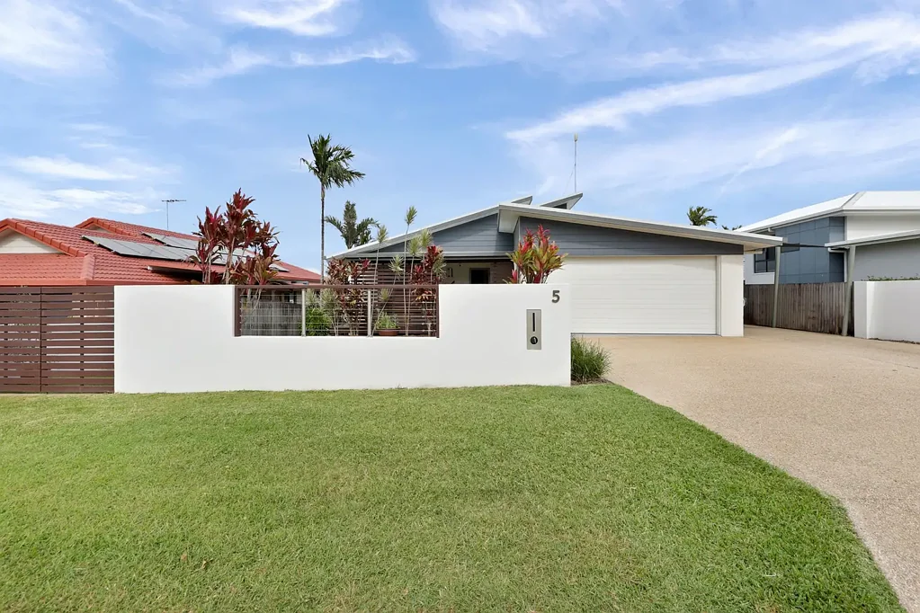 Glenella 4房  Elevated Living in Prestigious Windmill Waters
