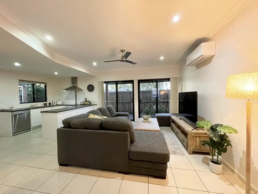 HIGH END TOWNHOUSE: CENTRAL LOCATION, FULLY FURNISHED & QUALITY FIT OUT