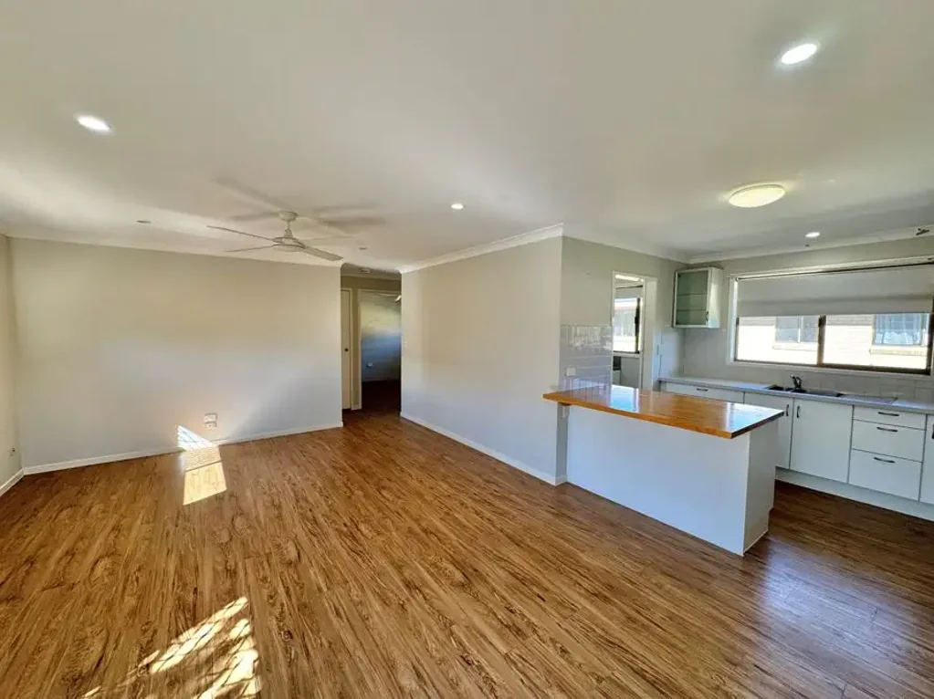 ESPLANADE POSITION  - WALK TO CAFES, RESTAURANTS & BEACH!