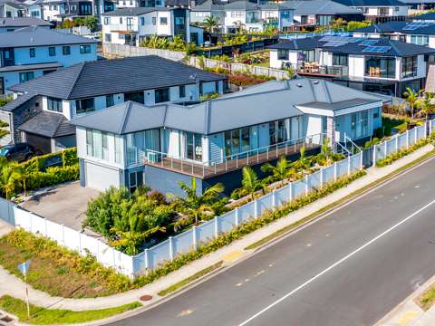 Beachlands 5房  Exceptional Corner House with Spectacular Views