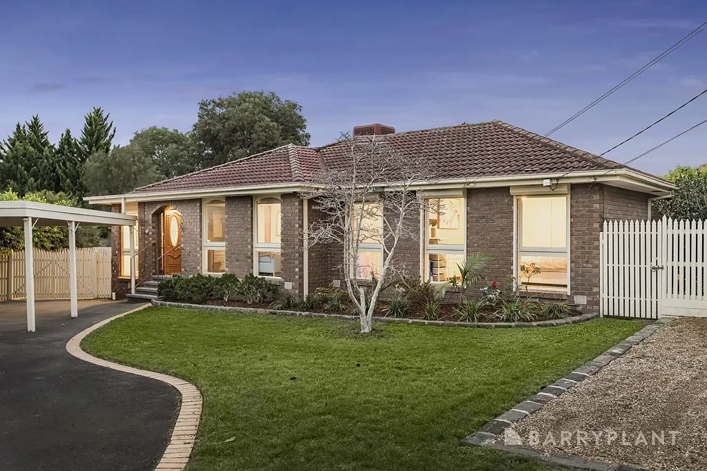 Mooroolbark 3房 巨大地块庭院 家庭友好 厨房备Technika&Bosch 户外娱乐区带按摩浴缸 管道供暖太阳能 便利设施近 Impressive proportions in a prized setting.