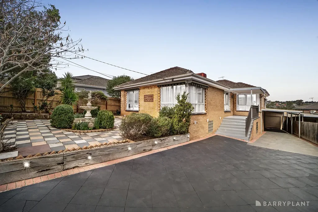 Bulleen 5房 多功能家庭住宅，具备双重居住潜力 Versatile Family Residence With Dual Living Potential