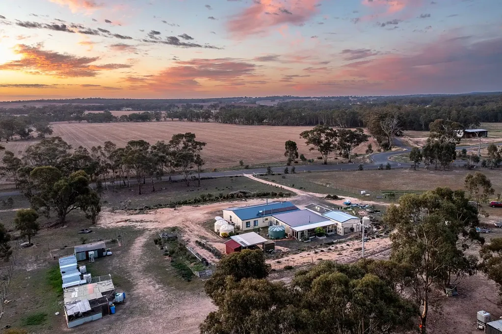 Bealiba 3침실 Spacious Rural Retreat with Versatile Living and Dual Kitchen Functionality