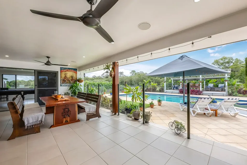 Moorland HUGE MODERN HOME WITH SHEDS - 15M POOL - SOLAR - 4 SEPARATE STUDIO APARTMENTS - DAM - 25 ACRES! "HOMESTEAD RAMADA"...