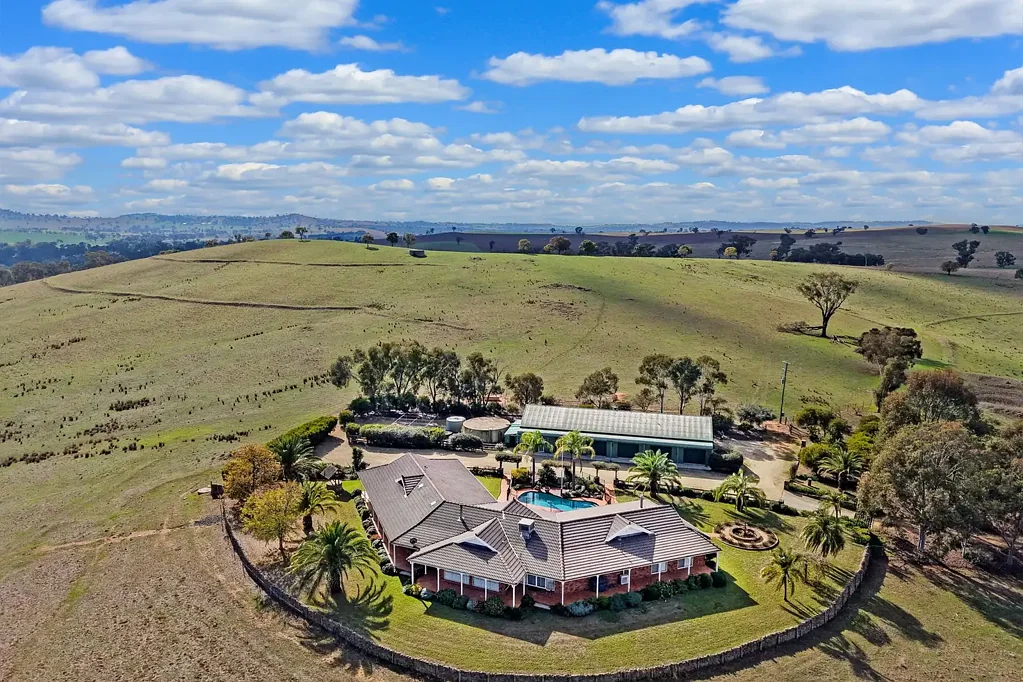 Cowra Exceptional home on 214 Acres* of creek frontage land, 10mins from town!