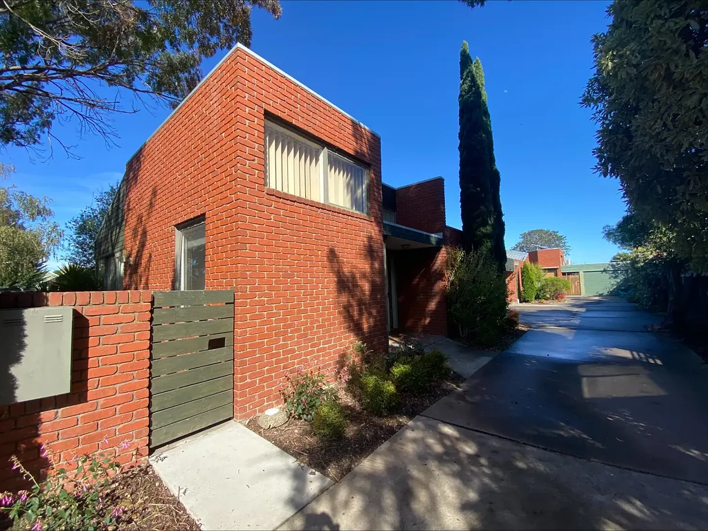 TRENDY TOWNHOUSE FULLY FURNISHED