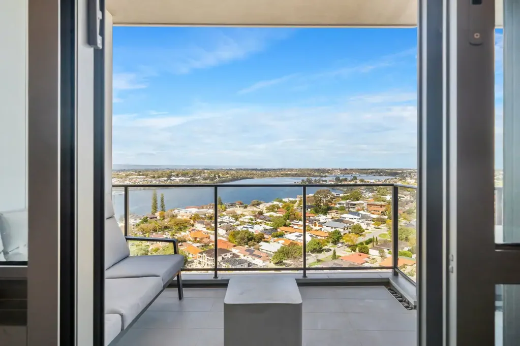 FURNISHED APARTMENT WITH RIVER VIEWS