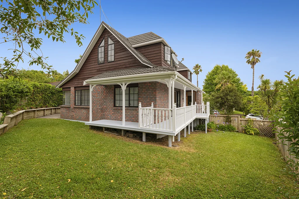 9 St Lucia Place, Unsworth Heights, North Shore City, Auckland
