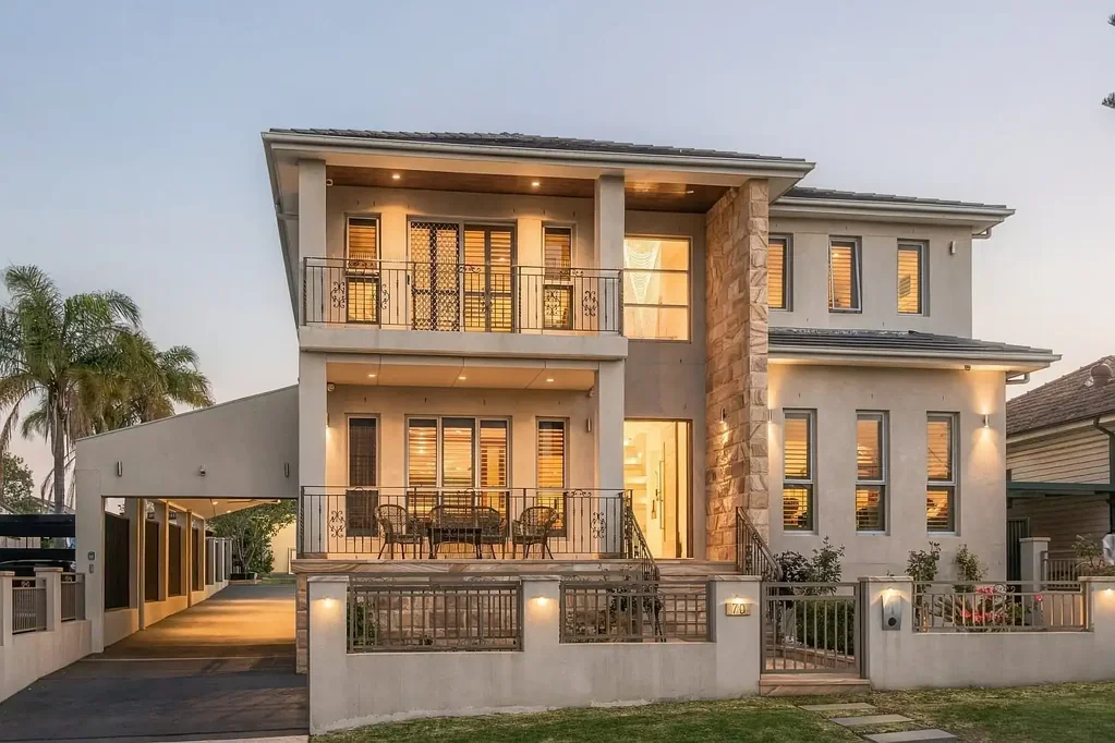 Greenacre 6Kwarto Architecturally designed grand family home and granny flat in a elevated and prized location