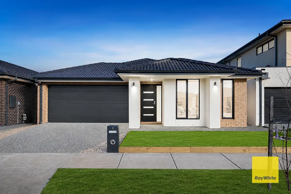 Manor Lakes 4침실 Your Dream Home Starts Here in Manor Lakes' Village Estate