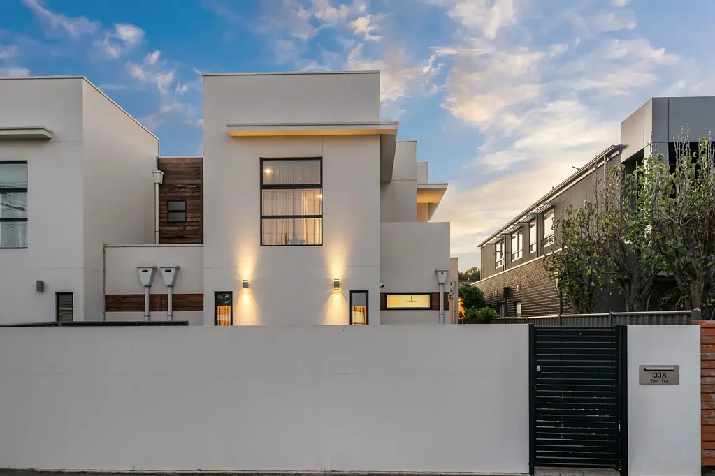 Henley Beach 4कमरा Sophisticated Coastal Executive Residence