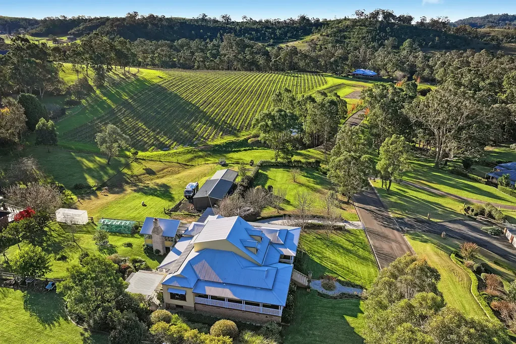 Picton 8 Bedroom Grand homestead with vineyard backdrop