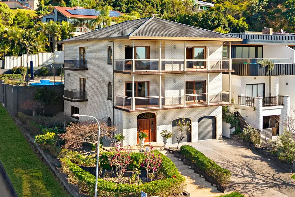 Corrimal 5બેડરૂમ Palatial family entertainer with sweeping ocean vistas