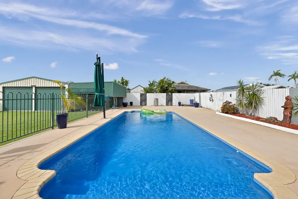 Beaconsfield 3ห้องนอน Family Living with Pool, Shed & Prime Location!