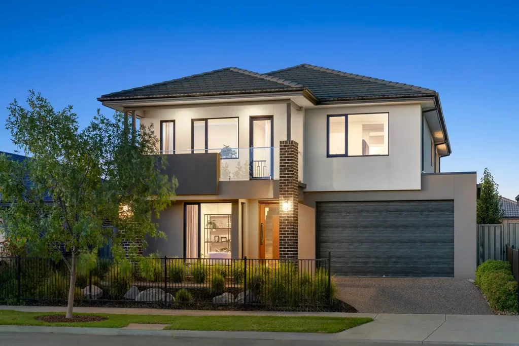 Clyde North 4 Slaapkamer Brand New Ex-Display Home with Premium Finishes Throughout