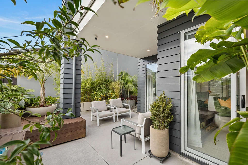 Hobsonville 2Phòng ngủ Rare find!  Sunny single level tropical oasis