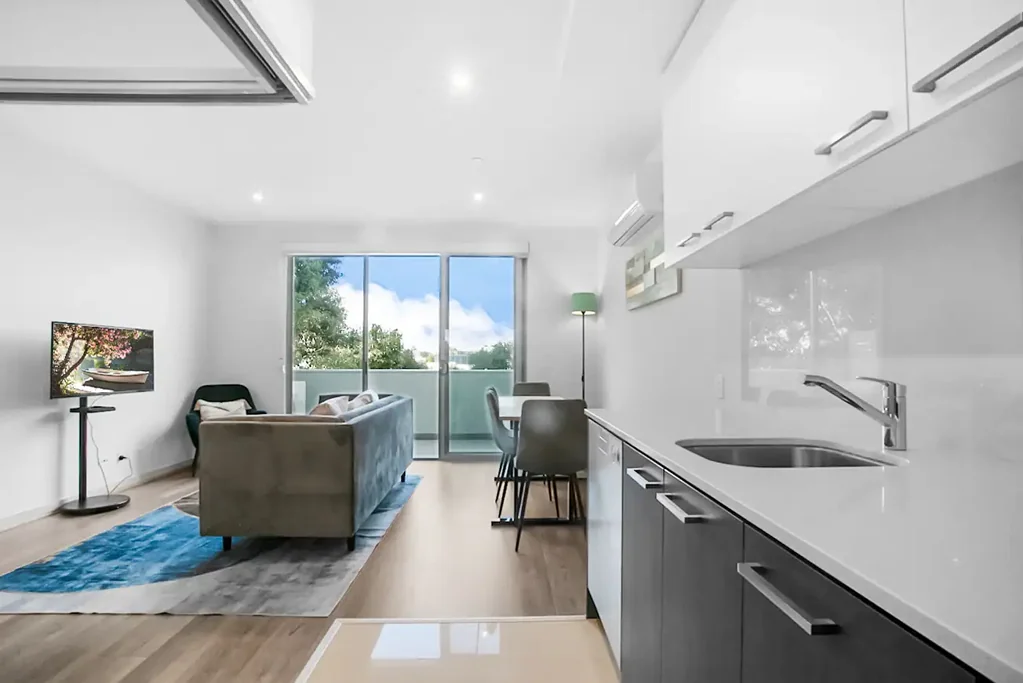 Heatherton 1房 安静巷子绿树绕 精心翻新低维护 明亮开放新装修 优质电器大阳台 安全车位电梯达 步行公园公交便 Relaxed, Modern Living in Heatherton