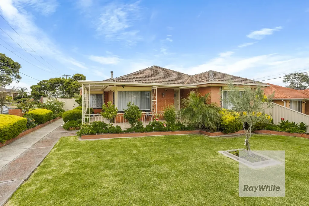 Lalor 3ห้องนอน Welcome to 39 Menzies Parade, Lalor - a much-loved family home being offered for the first time in over 25 years